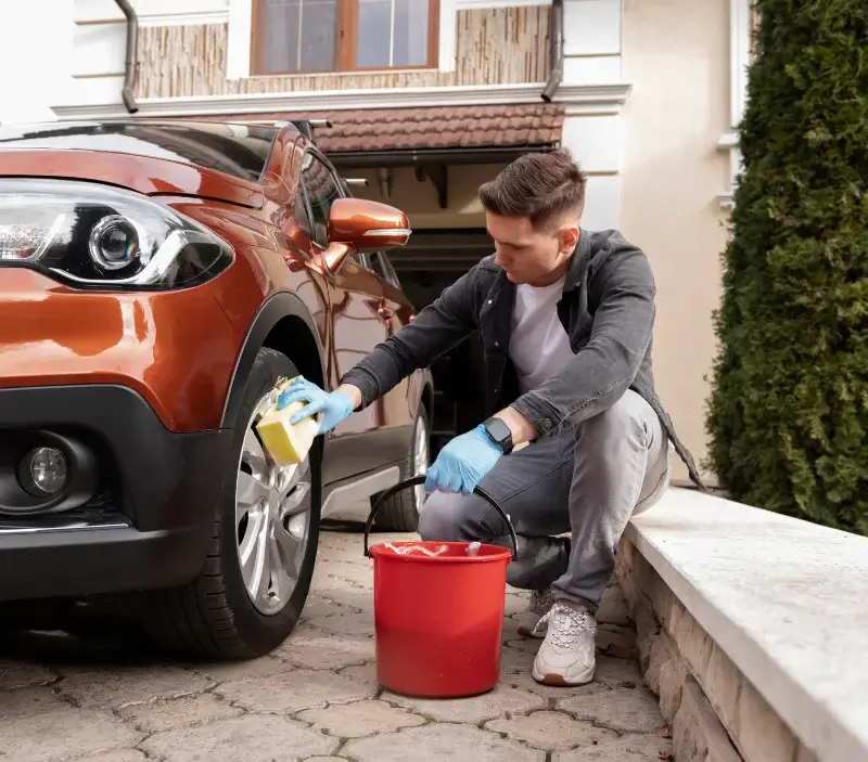 Lavage auto à domicile Lagraulière : professionnel intervenant sur un véhicule